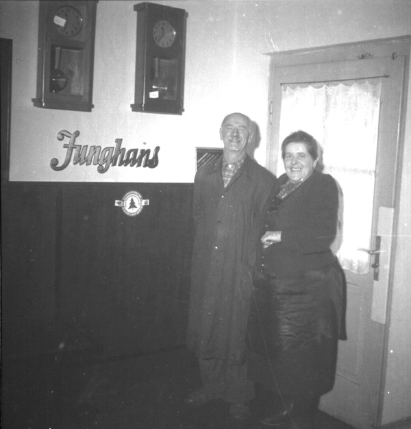 Franz und Helene Binder Ende der 1940er Jahre im Geschäft.