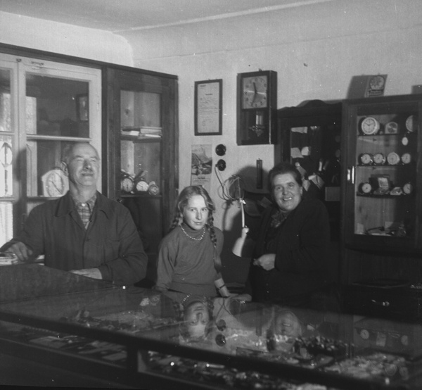 Franz, Anna und Helene Binder im Geschäft um 1953.