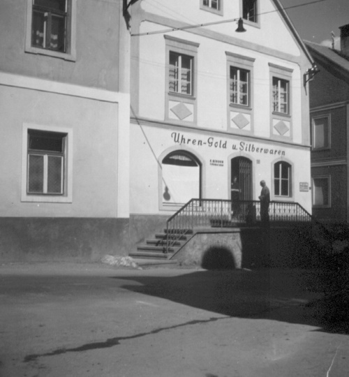 Hausansicht um 1950. Links der Pfarrhof, rechts Bäckerei Vasold.