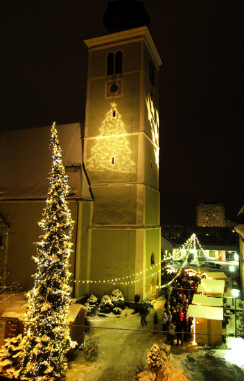 Der Kirchturm mit stimmiger Beleuchtung Der Kirchturm mit stimmiger Beleuchtung