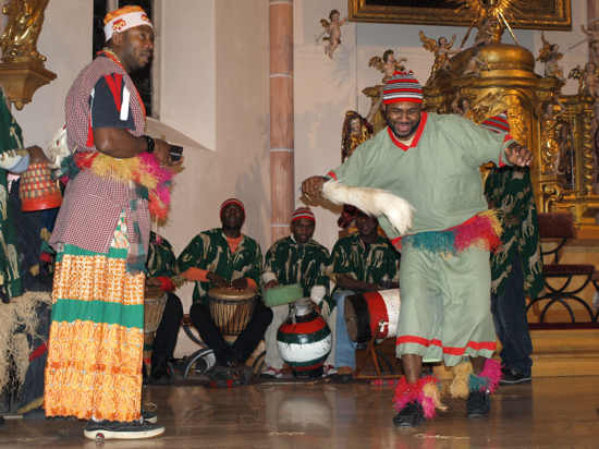 Eine der Kulturveranstaltungen in der Kirche: Tanzgruppe aus Afrika
